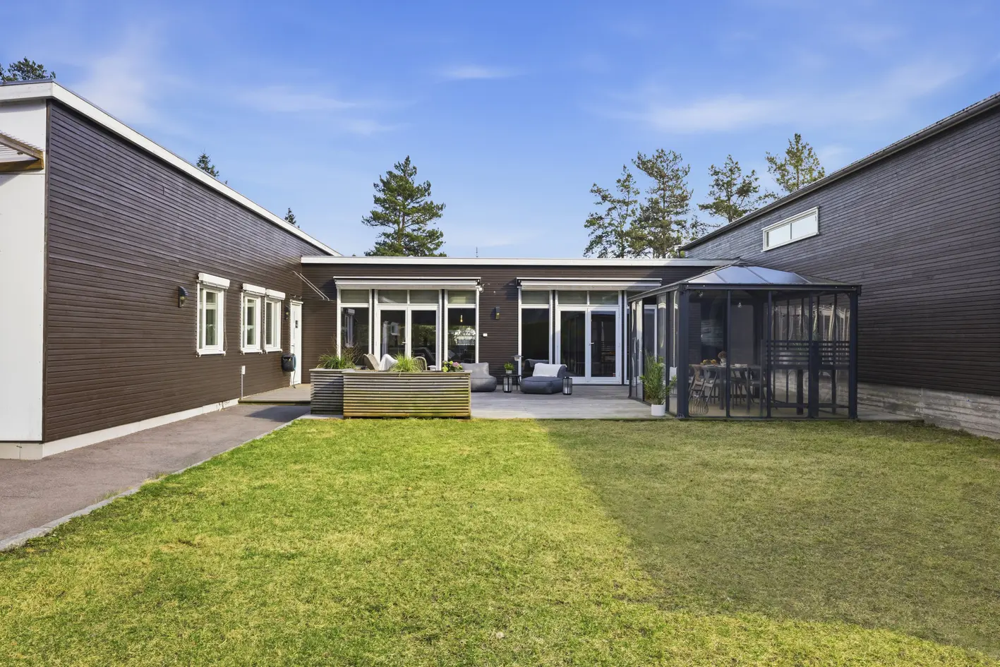 Stilrent atriumshus fra 2013 | 4 soverom | Solrik terrasse og hage | Vannbåren varme | Dobbelgarasje m/lader