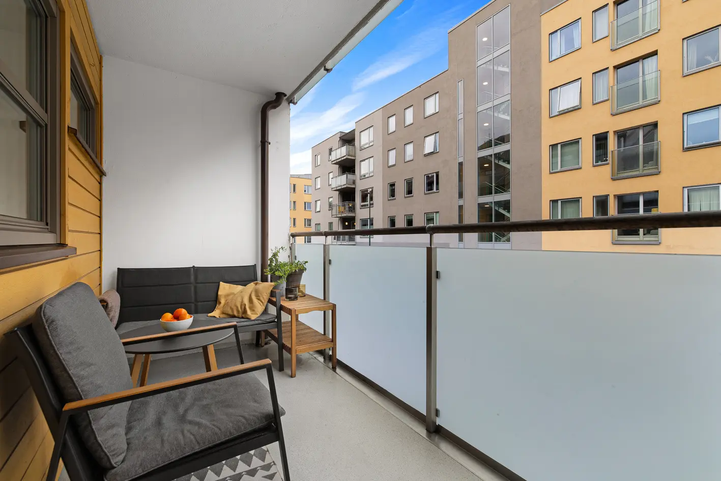 2-roms med 6 kvm. balkong | Oppleves som 2 etg. | Kjøkken 2019 | Garasjeleie* | Varmtvann inkl. | photo 2
