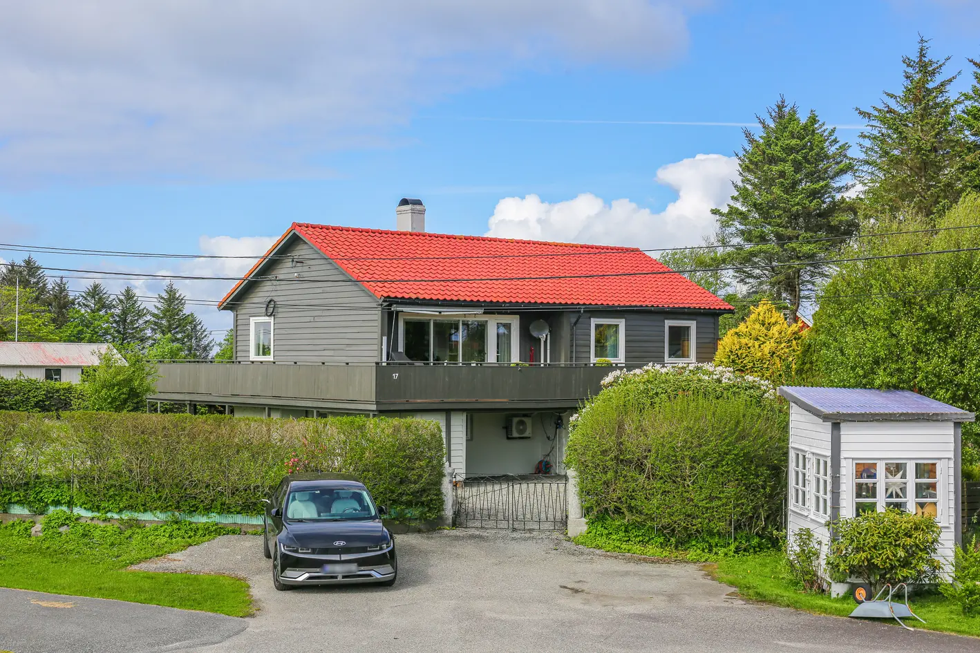 Innholdsrik enebolig over 2 plan i barnevennlig felt! 108m² terrasseareal, nydelig hage & parkering. Peis & varmepumpe, tjeldstø