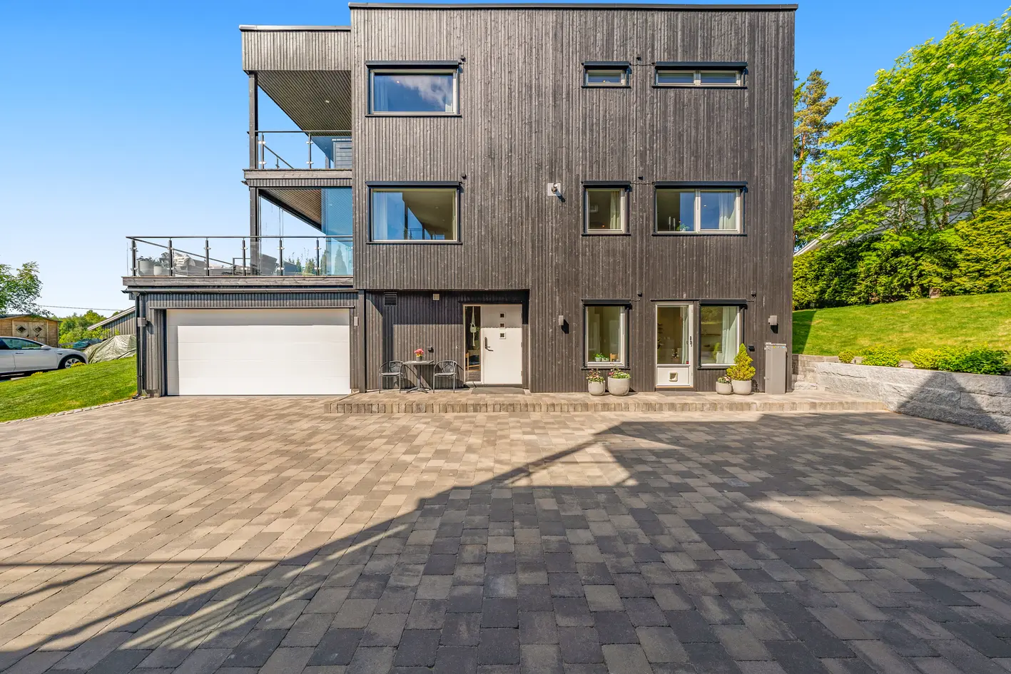 Moderne enebolig fra 2021 m/ høy standard og 3 bad | Store terrasser, gode solforhold og dobbelgarasje | Sentrumsnært photo 3