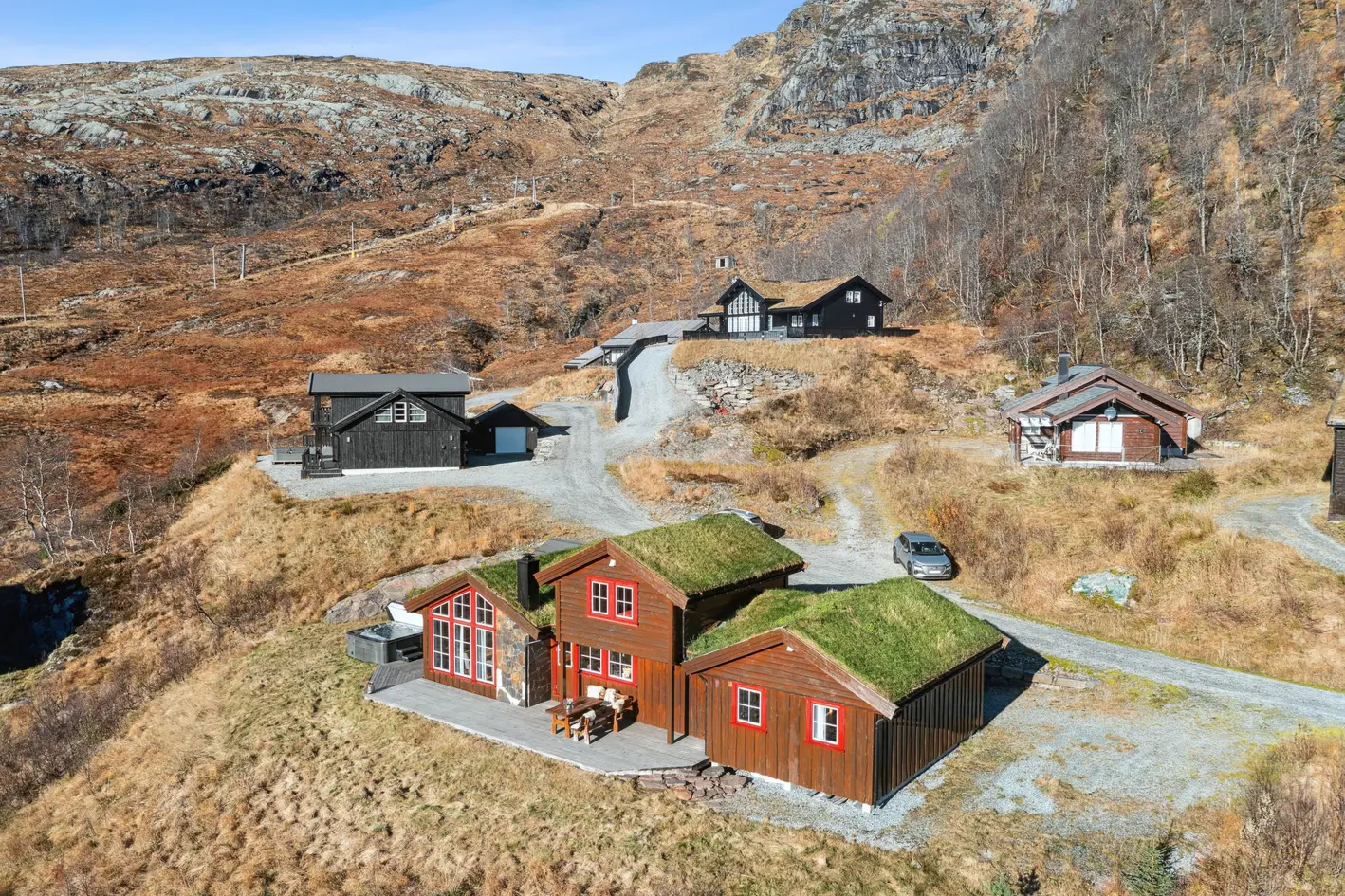 Ny pris! Attraktiv fjellhytte med fantastisk beliggenhet på Kvamskogen, solrik terasse, ski in/ski out og jacuzzi.