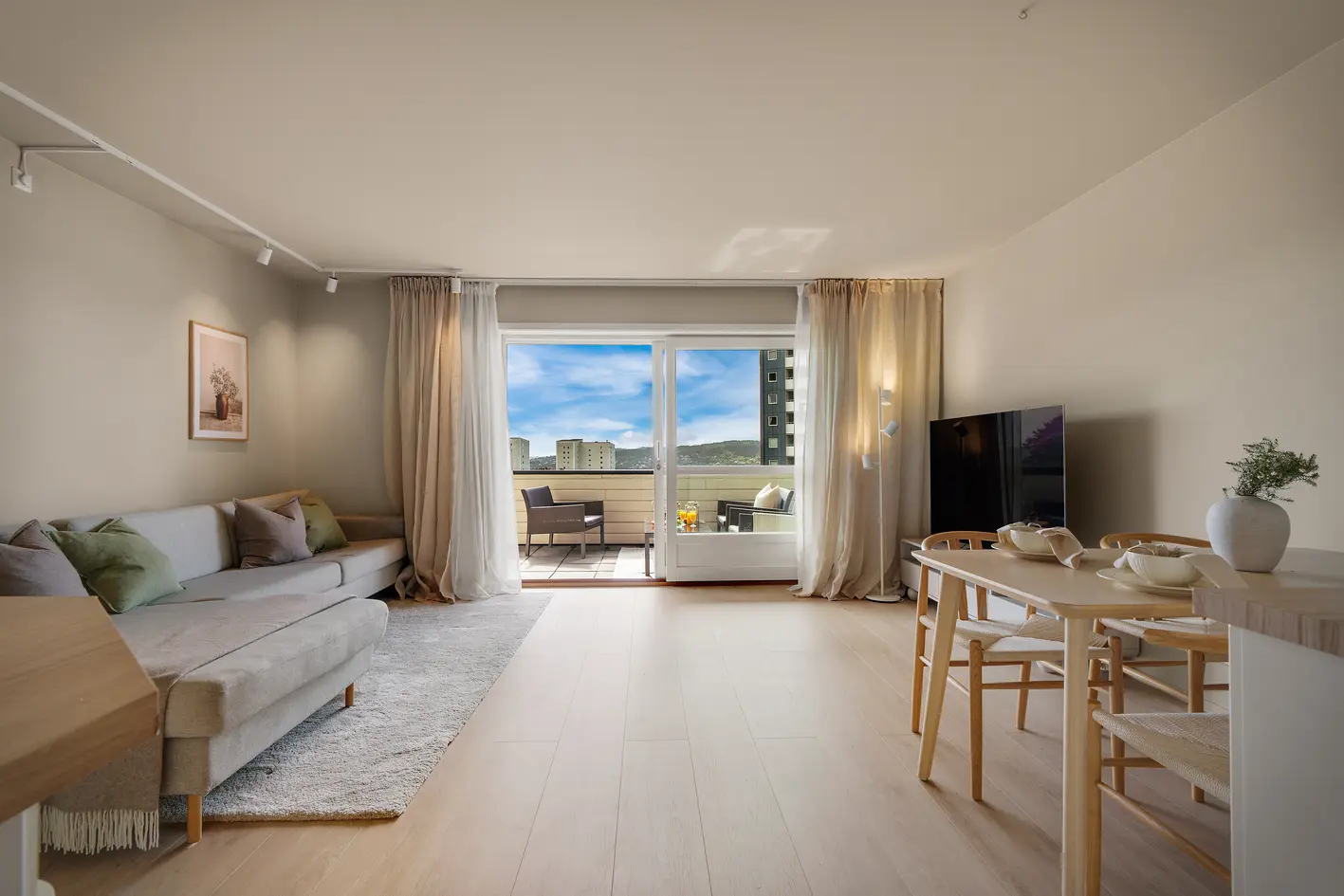 Innbydende & oppusset 3-roms m/19m² vestvendt uteplass & fantastisk sjøutsikt! Parkering. Enkel adkomst. IN-ordning - More