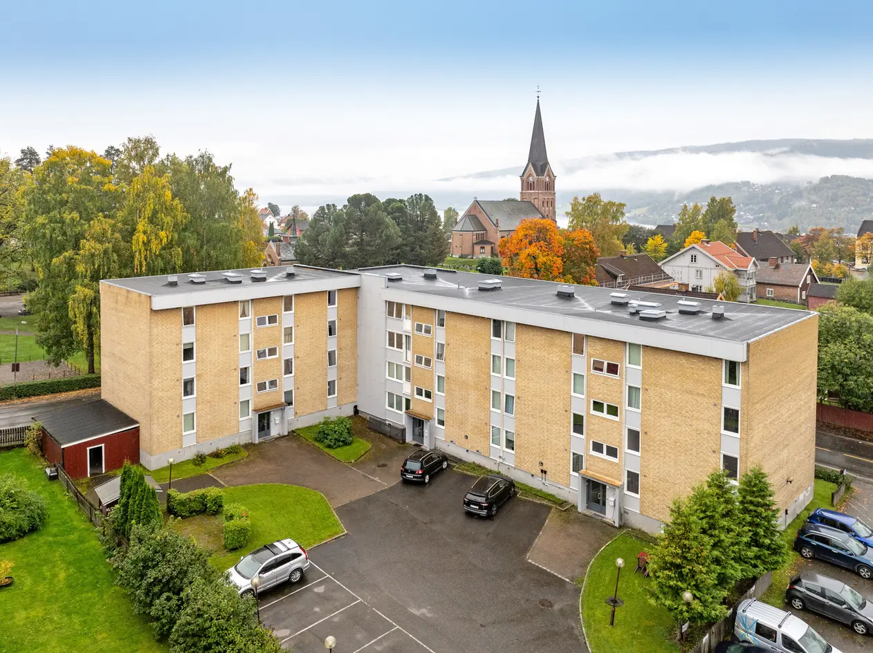Romslig leilighet med 3 soverom. Meget sentral beliggenhet. Vestvendt og innglasset balkong photo 2