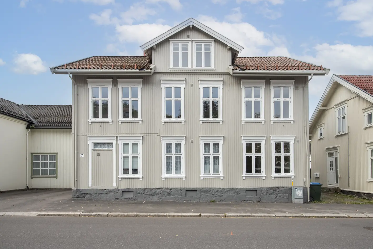 Sjarmerende leilighet over 2 plan | 2 soverom, 2 bad og kontor | Oppusset 2022 | Biloppstillingsplass | Koselig uteplass photo 3