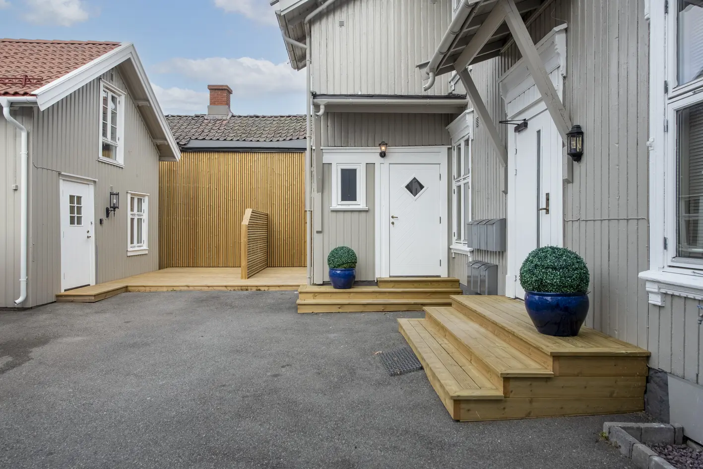 Sjarmerende leilighet over 2 plan | 2 soverom, 2 bad og kontor | Oppusset 2022 | Biloppstillingsplass | Koselig uteplass photo 4
