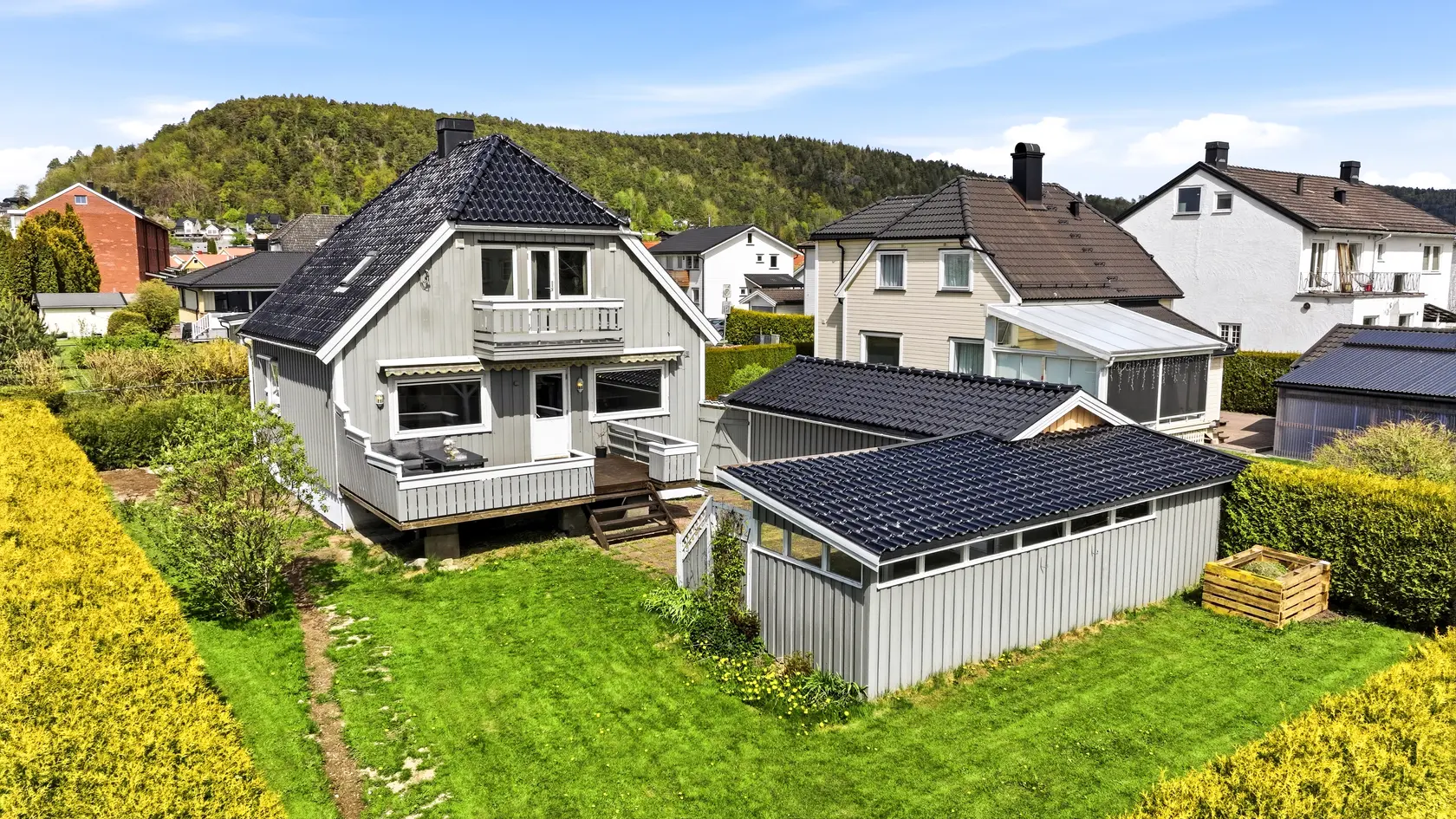 Hovenga - Flott og vesentlig oppgradert enebolig - 3 soverom, 2 bad - Stor hage - Gode solforhold - Innredet kjeller! photo 2