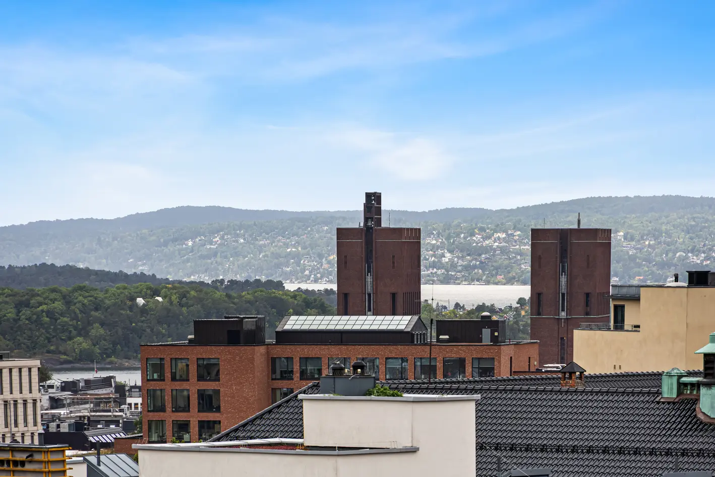 Sjelden og meget attraktiv toppleilighet med 2 egne takterrasser og heis. Panoramautsikt. Rolig. Ingen gjenboere. photo 4