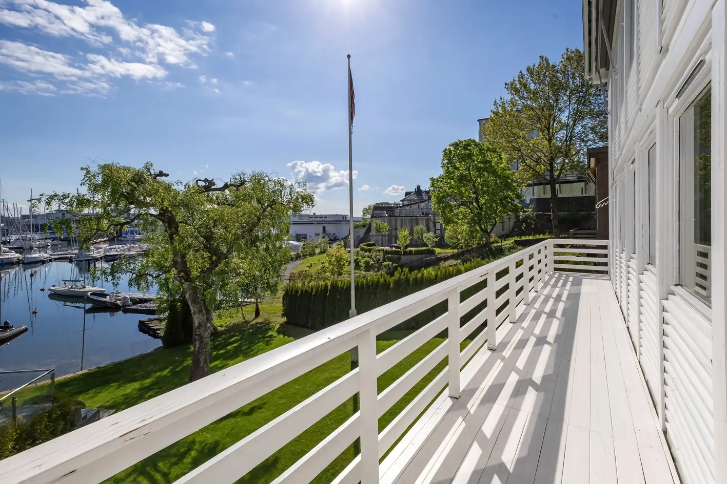 Funkisvilla med idyllisk beliggenhet. Garasje. Rett til båtplass, brygge og strandparsell. Oppussingsobjekt. - View 2