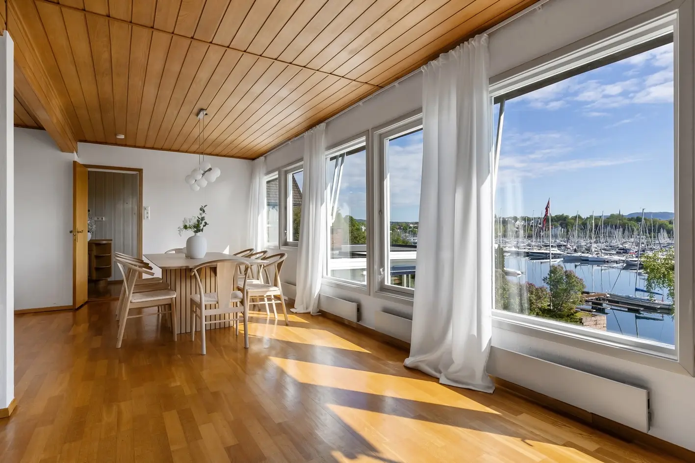 Funkisvilla med idyllisk beliggenhet. Garasje. Rett til båtplass, brygge og strandparsell. Oppussingsobjekt. - View 6