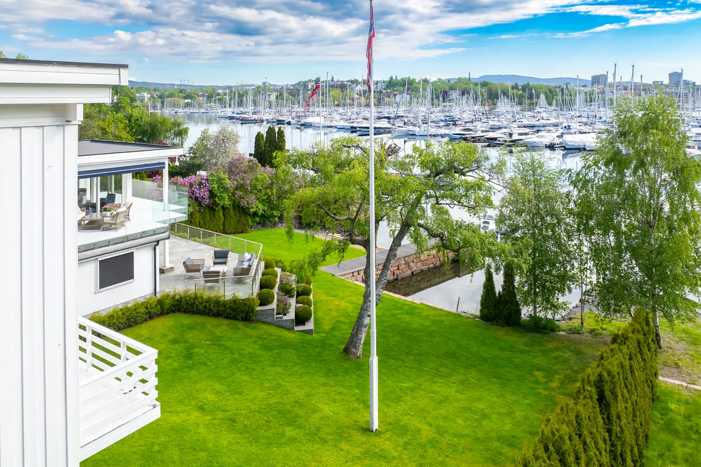 Funkisvilla med idyllisk beliggenhet. Garasje. Rett til båtplass, brygge og strandparsell. Oppussingsobjekt. - More