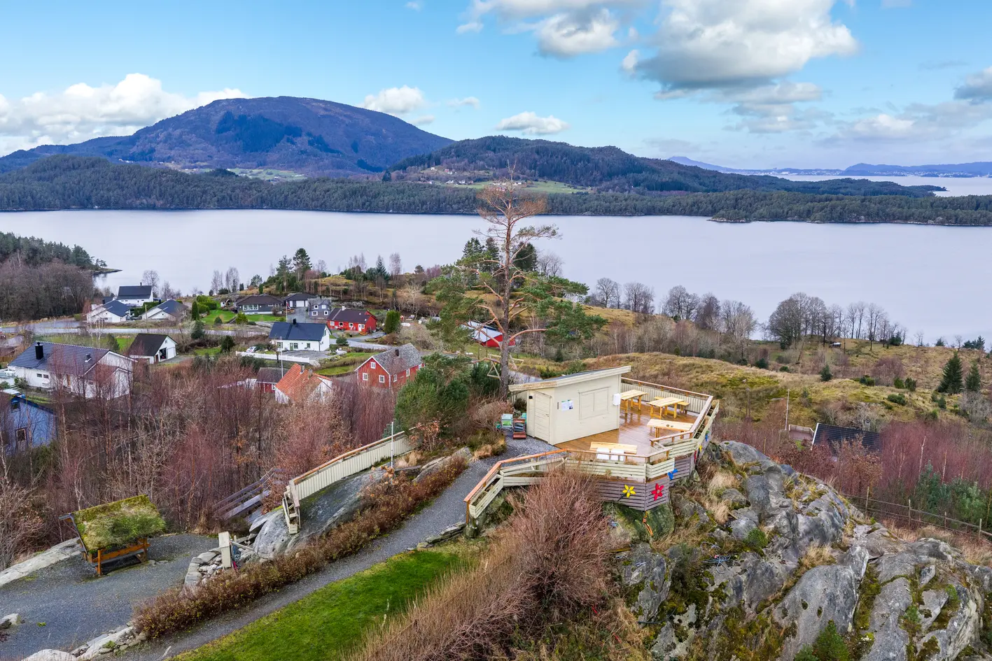 Spektakulær skogseiendom med komplett sagbruk, konsertarena, lang strandlinje, naust, kapell, kiosk med mer! Må ses! - View 3