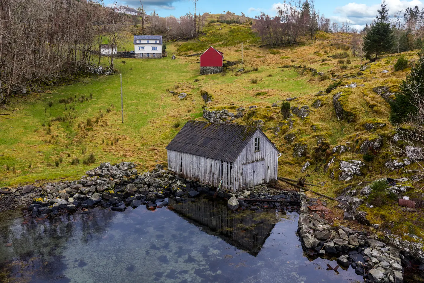 Spektakulær skogseiendom med komplett sagbruk, konsertarena, lang strandlinje, naust, kapell, kiosk med mer! Må ses! - View 2