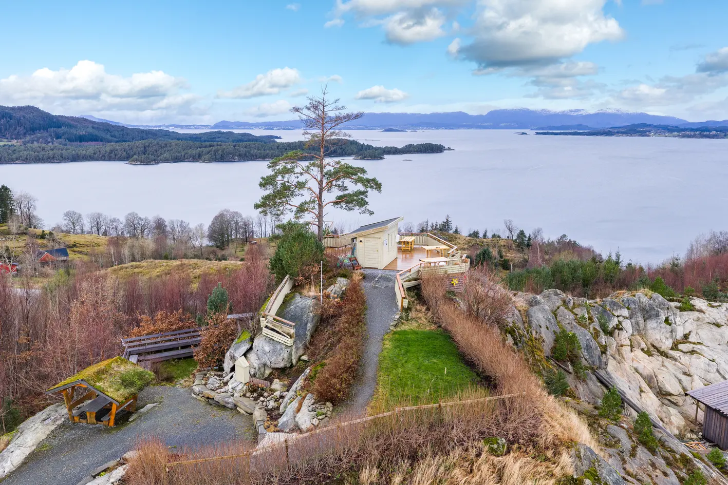 Spektakulær skogseiendom med komplett sagbruk, konsertarena, lang strandlinje, naust, kapell, kiosk med mer! Må ses! - More