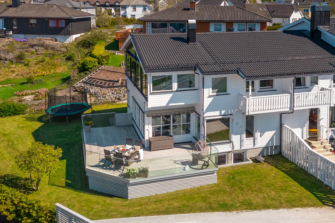 Perfekte solforhold og utsikt over havnebassenget og innseilingen. 3 sov, 3 stuer, 2 bad og gedigen veranda.  Garasje photo 5
