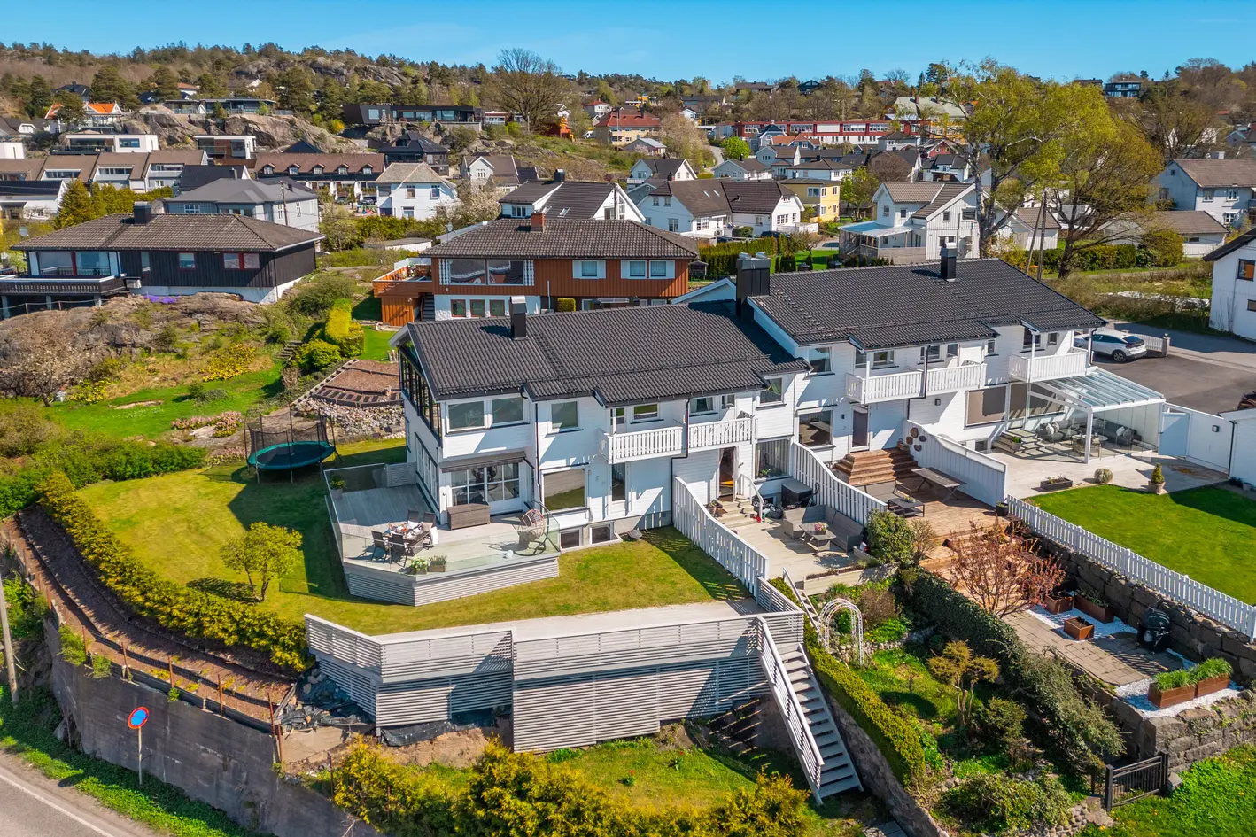 Perfekte solforhold og utsikt over havnebassenget og innseilingen. 3 sov, 3 stuer, 2 bad og gedigen veranda.  Garasje photo 3