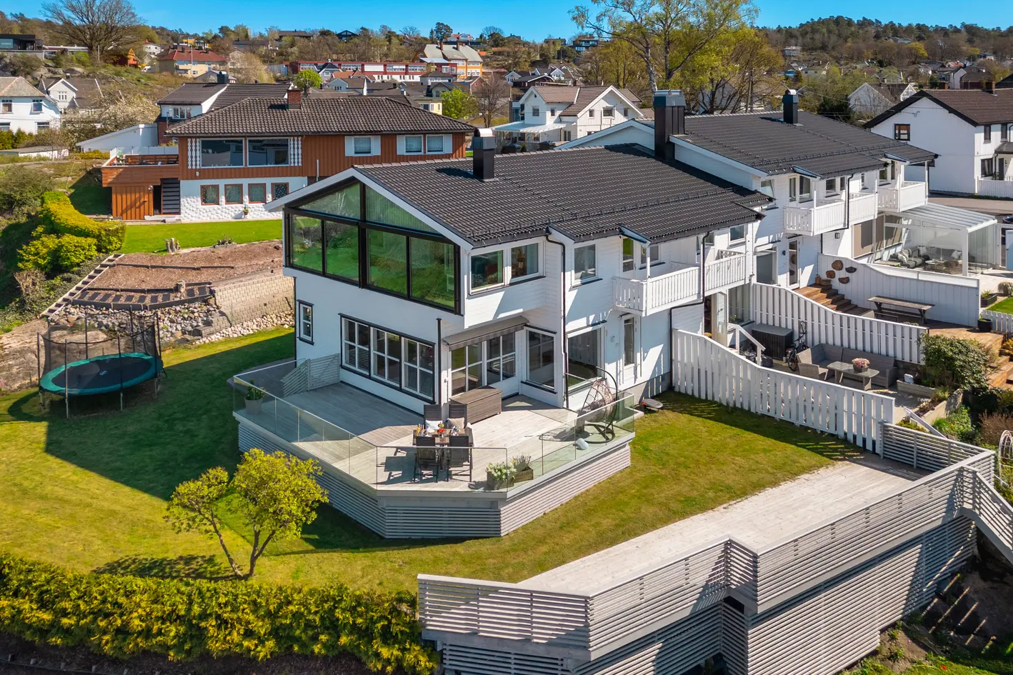 Perfekte solforhold og utsikt over havnebassenget og innseilingen. 3 sov, 3 stuer, 2 bad og gedigen veranda.  Garasje