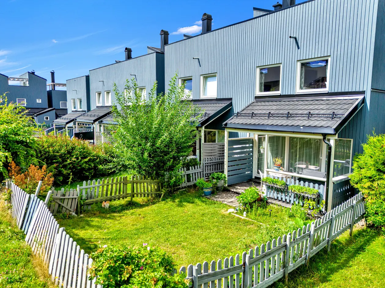 Romslig vertikaldelt tomannsbolig m/ takterrasse på 40 m²| 3 soverom | Inngjerdet hage | Garasje | Familievennlig område photo 2