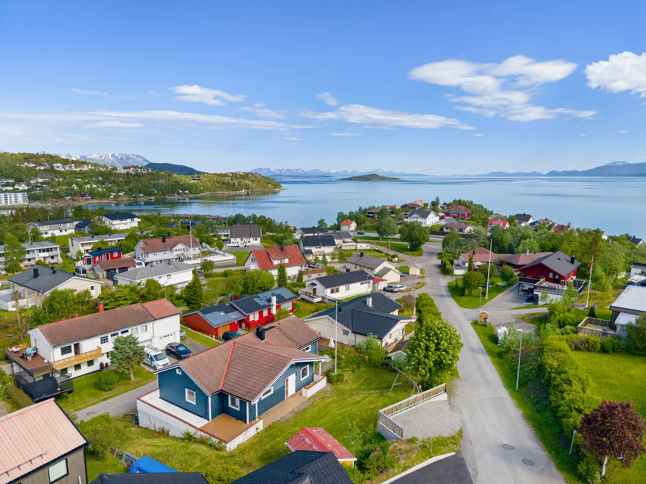 Familievennlig enebolig i Ruggevika med fine utearealer | Integrert garasje | Utleiemulighet | Barnevennlig område, harstad