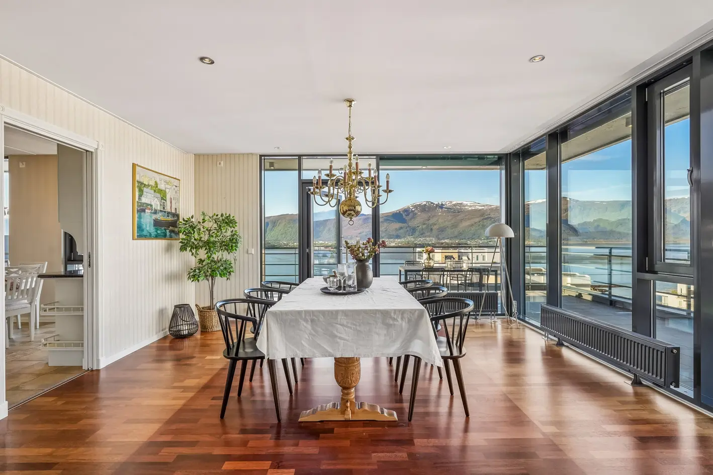 Sjelden mulighet! Toppleilighet med stor terrasse mot tre himmelretninger, spektakulær utsikt og meget gode solforhold photo 2