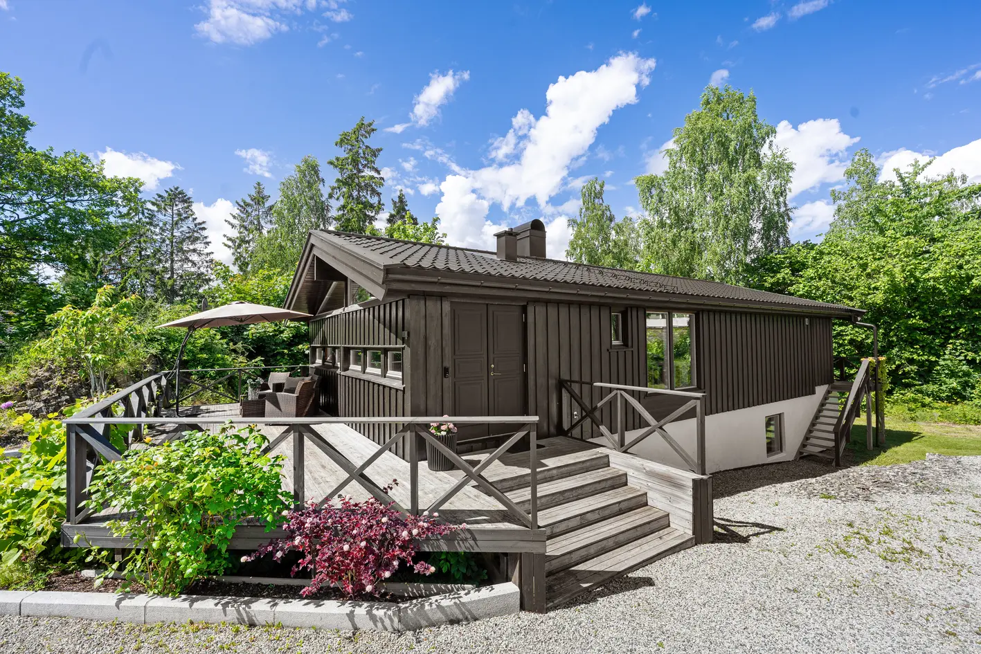 Hyggelig og sjønær enebolig med solrike terrasser- Garasje - Andel i standparsell med båtplass