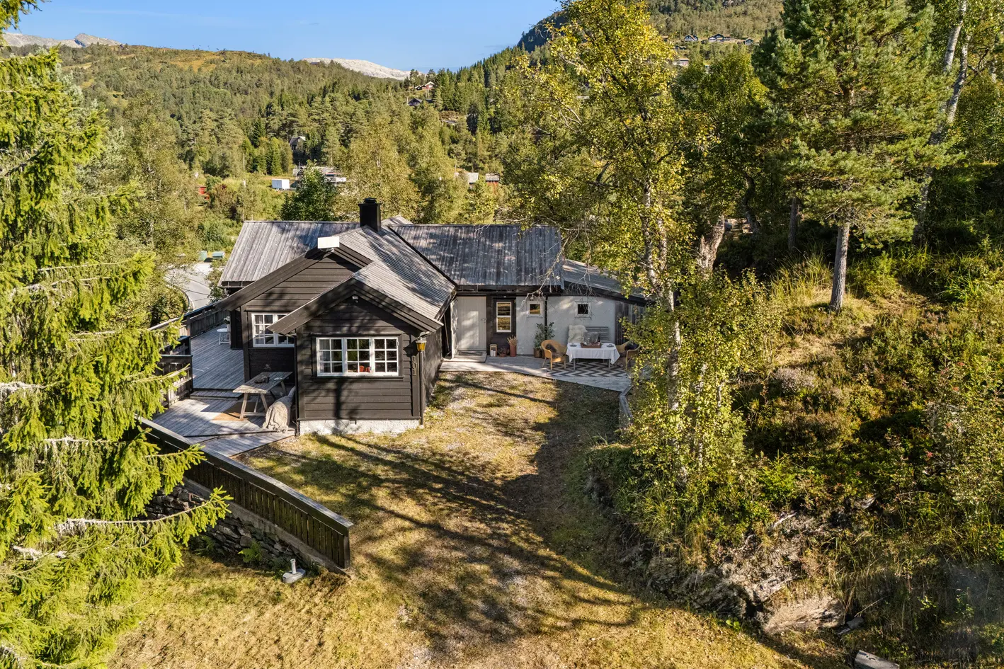Koselig og romslig familiehytte på Kvamskogen med helårsvei, parkering ved hytta og solrike uteområder