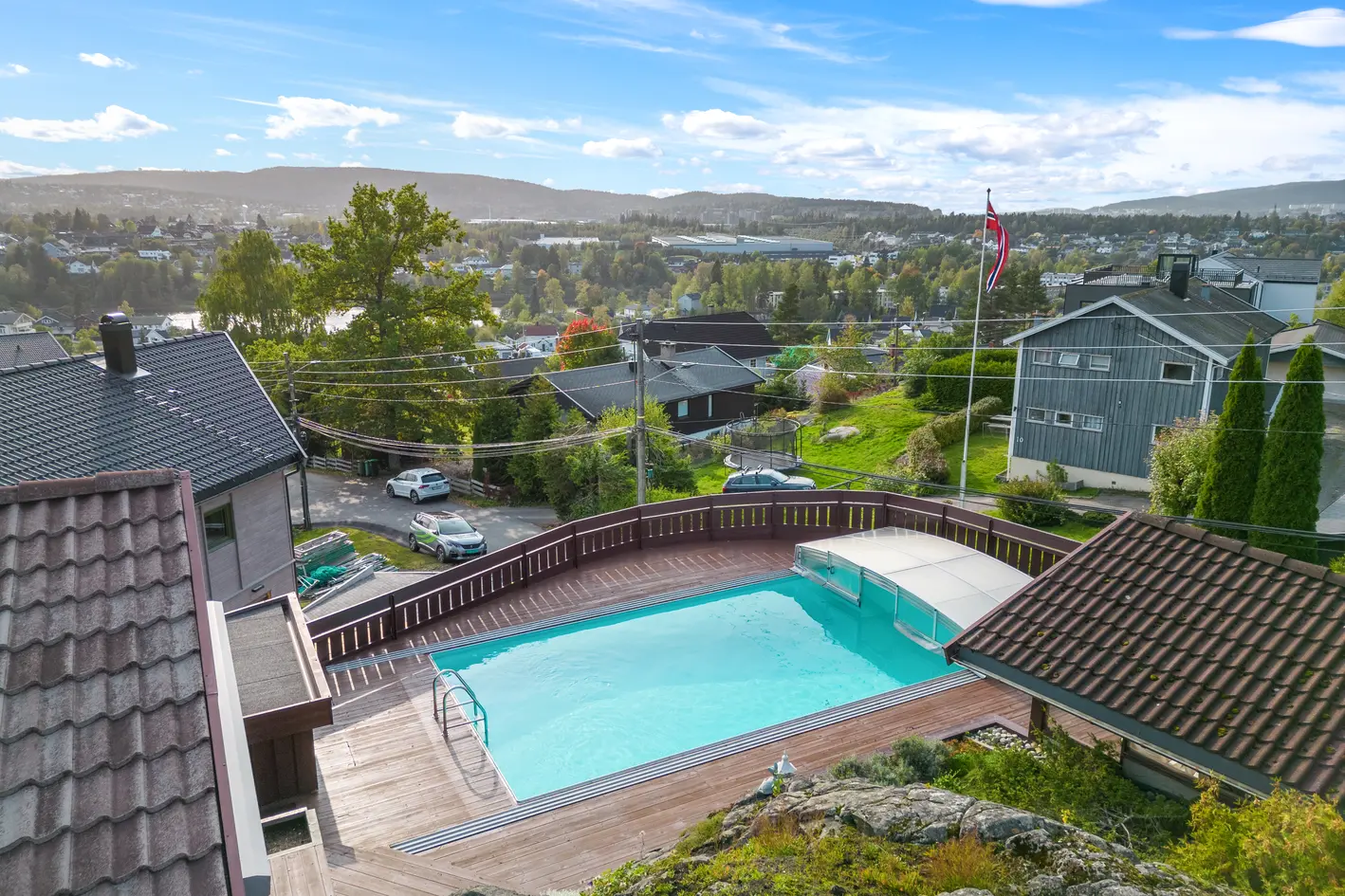 Stor, flott bolig med utleie, herlige uteplasser. Rolig, høyt og fritt med nydelig utsikt. Sentralt og barnevennlig photo 2
