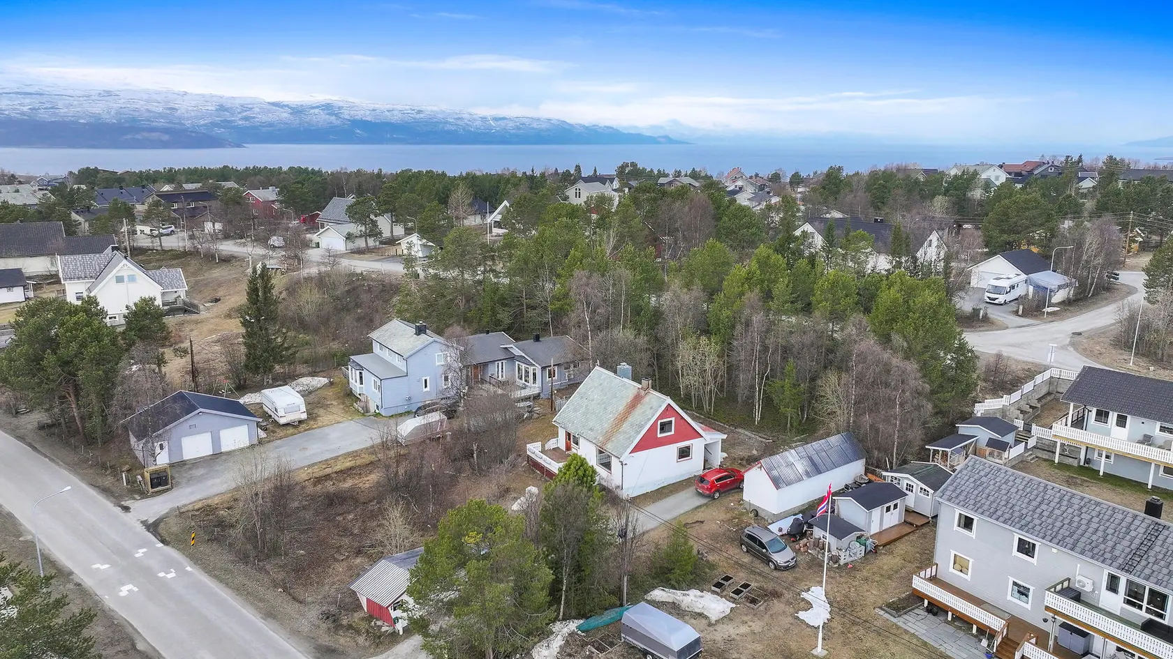 En praktisk og lys enebolig fordelt over tre plan - Et renoveringsobjekt med flott sentrumsnær beliggenhet - View 2
