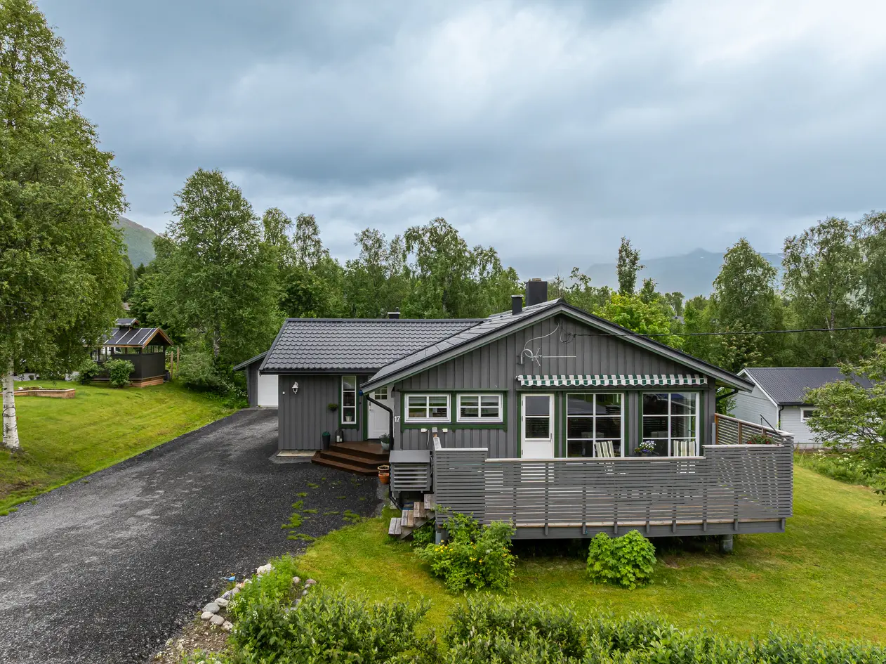 Familievennlig enebolig over to plan med 3 soverom, badstue, nydelig hage og dobbelgarasje i et etablert boligområde!