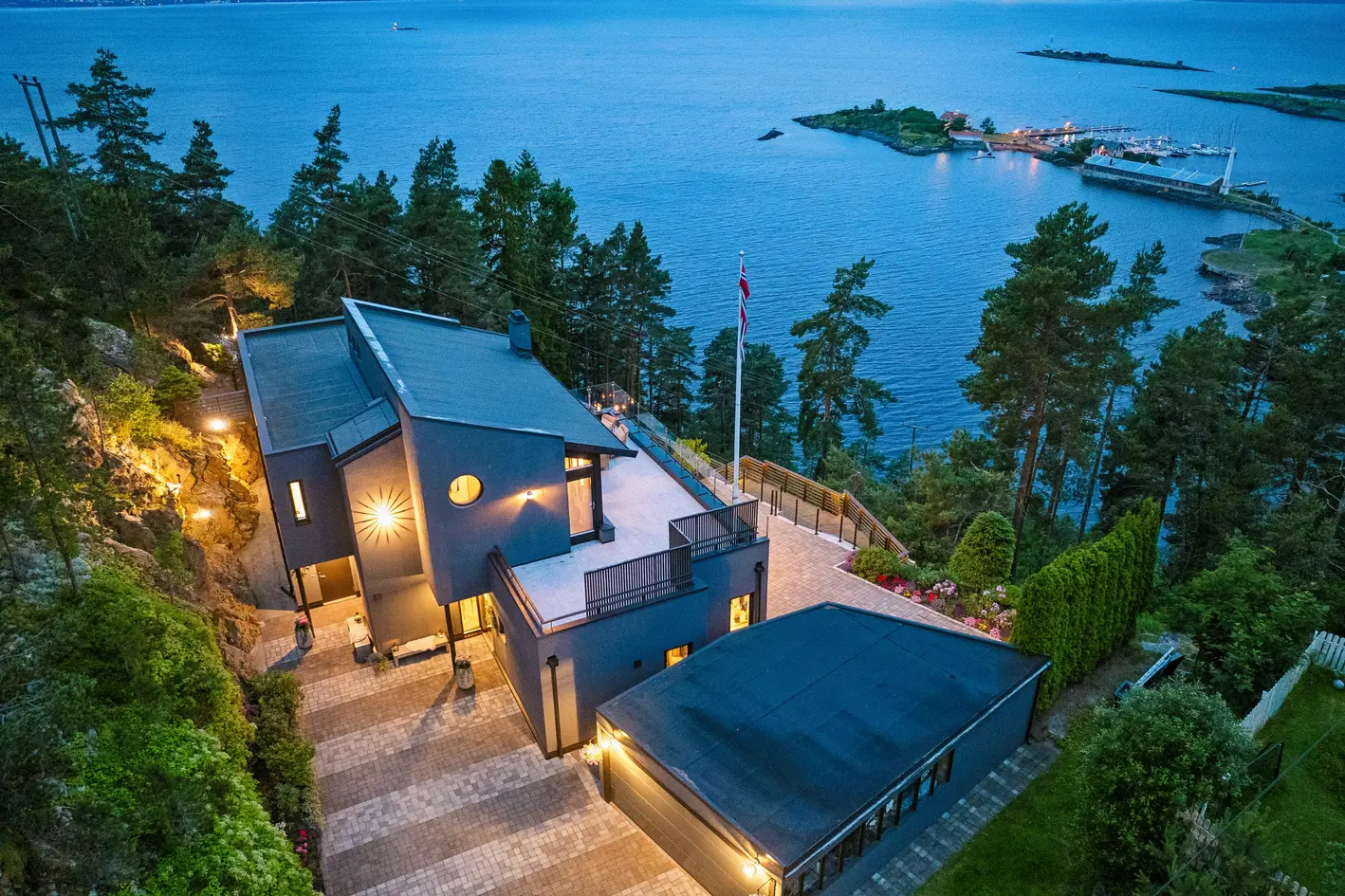 Arkitektonisk perle med spektakulær panoramautsikt over Oslofjorden og Steilene | Solrike terrasser | Hybeldel | Garasje photo 4