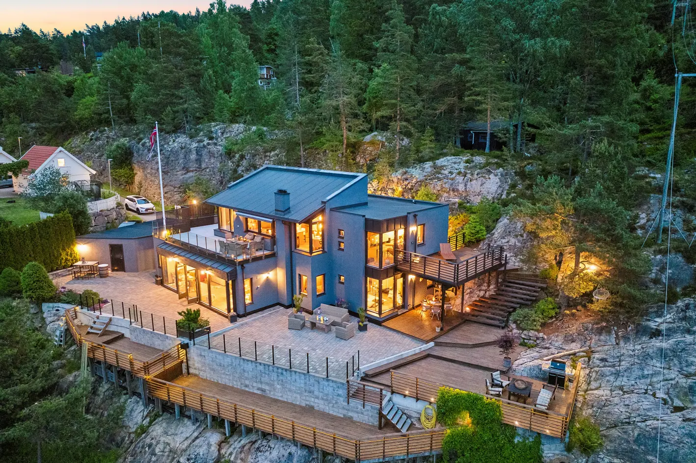 Arkitektonisk perle med spektakulær panoramautsikt over Oslofjorden og Steilene | Solrike terrasser | Hybeldel | Garasje photo 5