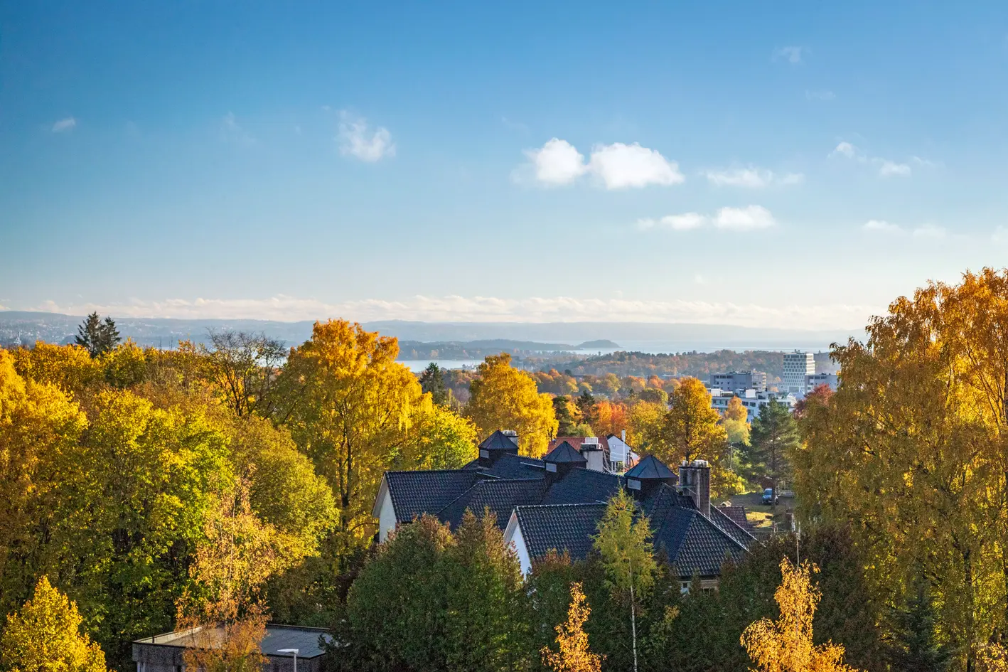 Hel toppetasje med panoramautsikt – 171 kvm terrasse – 2 garasjeplasser – Direkte heisadkomst - Attraktiv beliggenhet