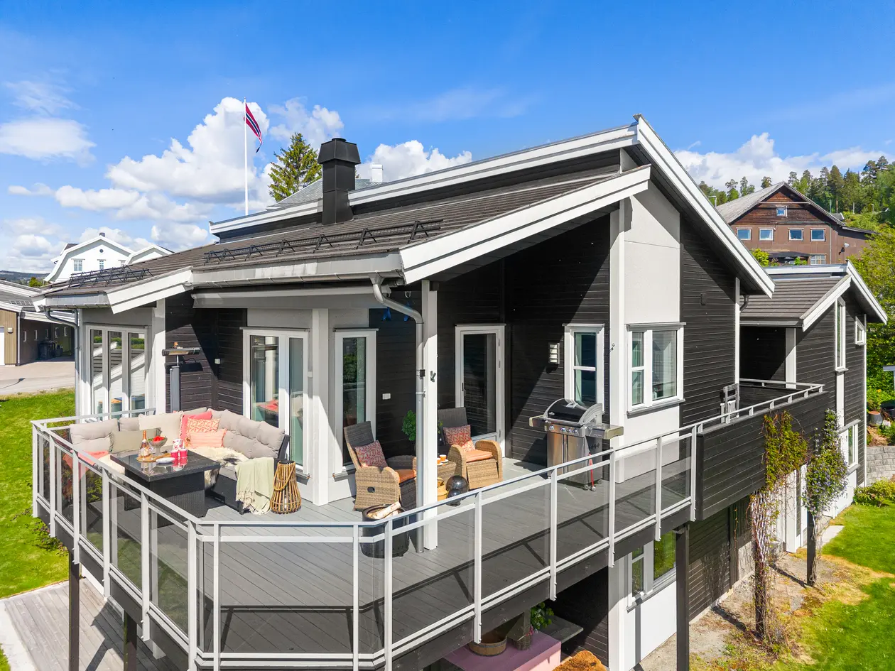 Innholdsrik enebolig med barnevennlig beliggenhet | Garasje m/hobbyrom | Solrike uteplasser photo 4