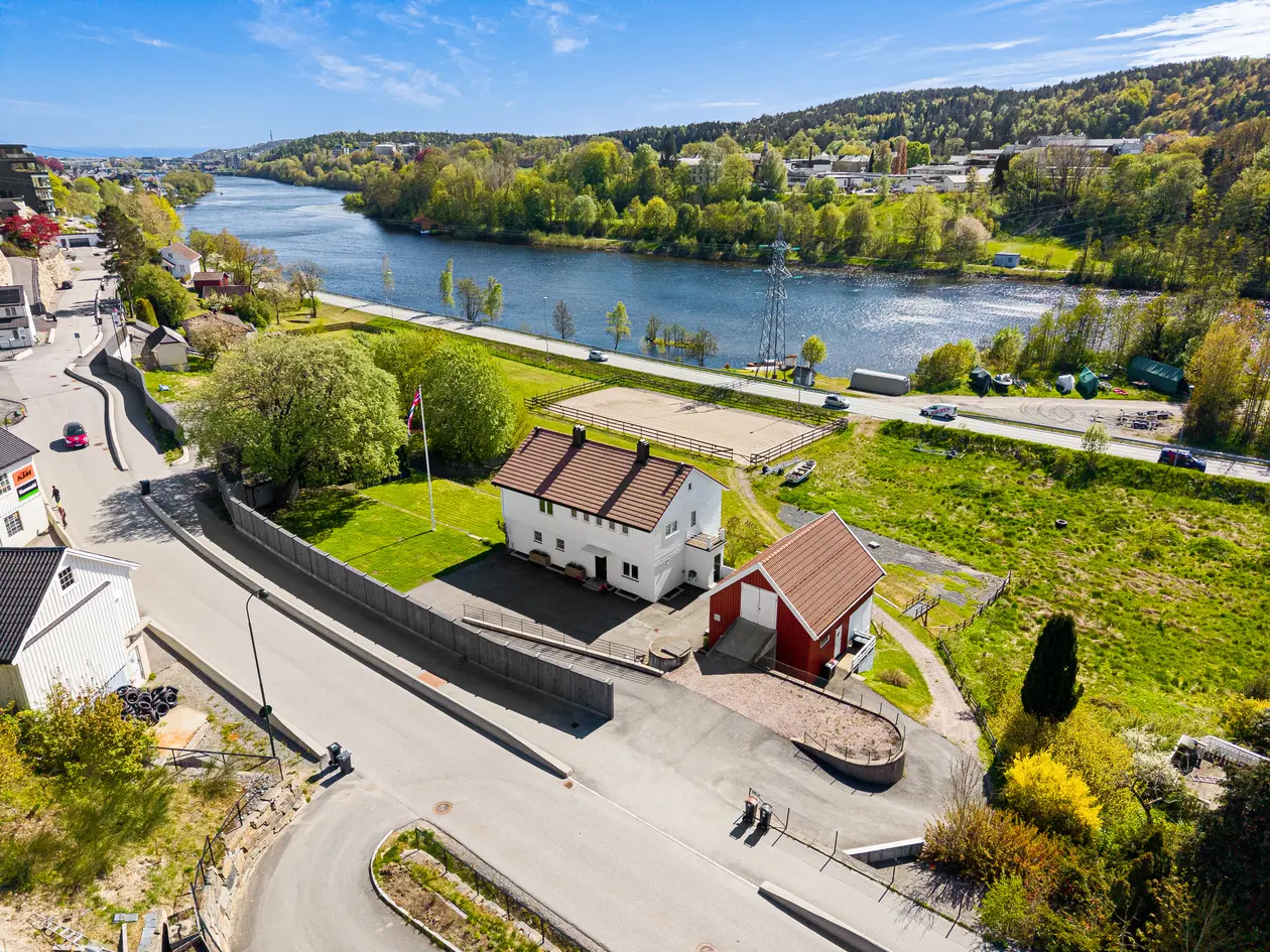 Lund/Sødal - Flott innholdsrik familiebolig m/utleiedel, stall/driftsbygning, ridebane, strandlinje og brygge langs Otra