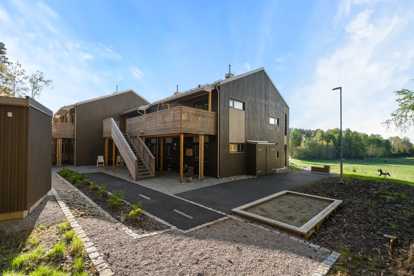 Luftig og moderne 3-roms endeleilighet fra 2023 - 2 flotte terrasser - P-plass m/lader - Naturnært og barnevennlig!  photo 2