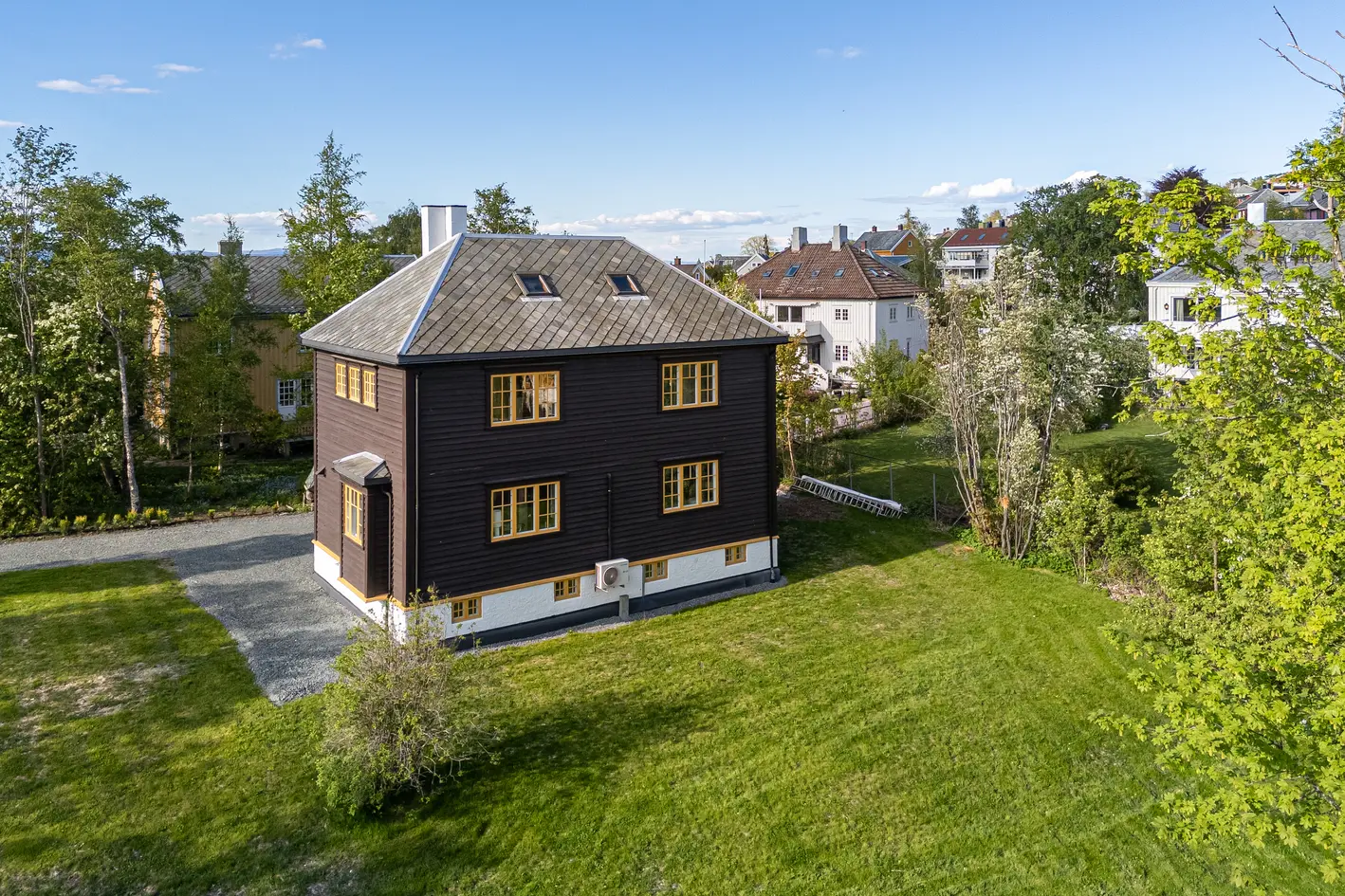 Herskapelig villa fra 1928 med velbevart stil og særpreg. Omfattende renovert i 2024/25. Gode leieinntekter. 