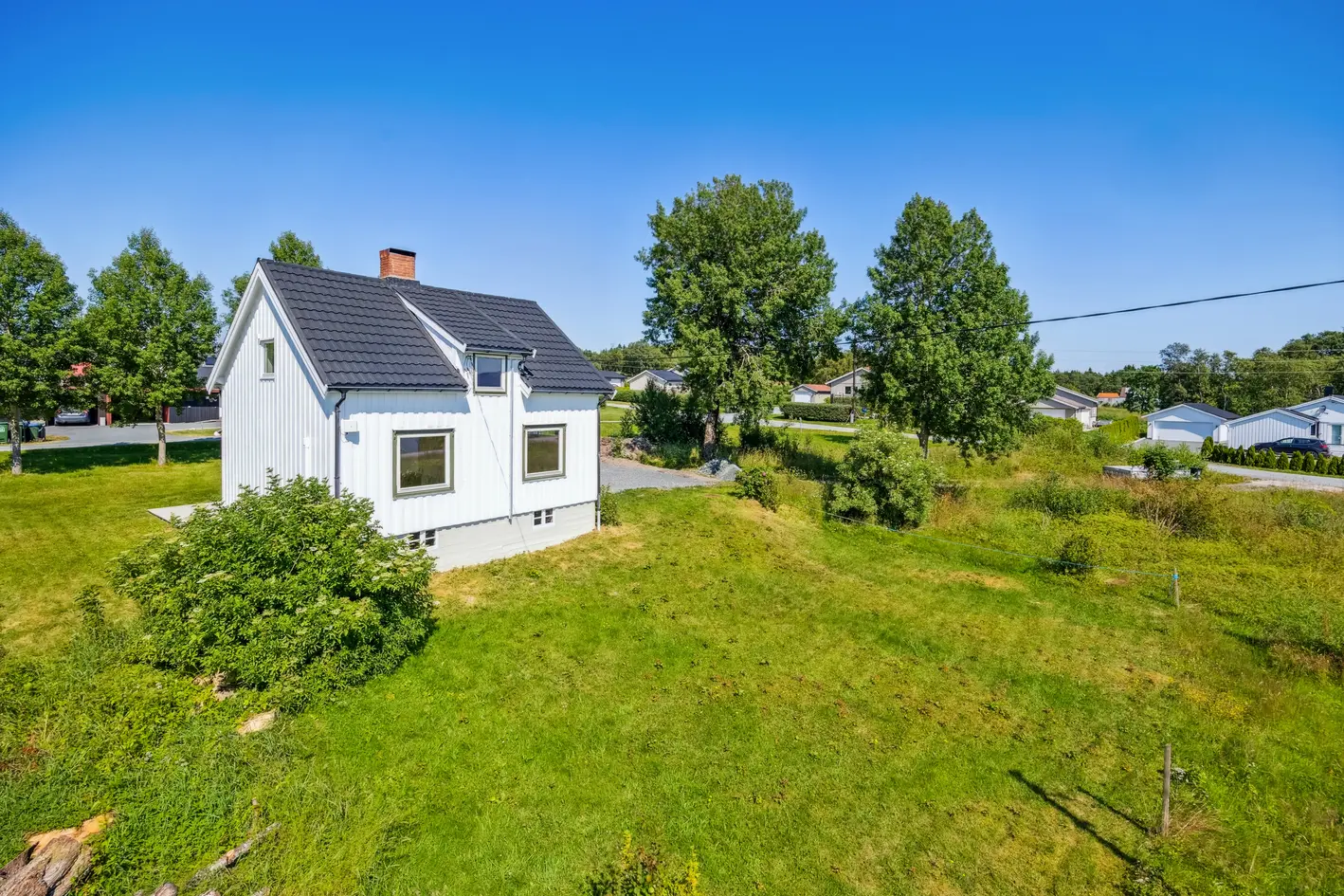 Koselig enebolig med en solrik tomt på 763 m² - kort vei til sjø og naturen. Låve kan kjøpes som i tillegg*, sandstad