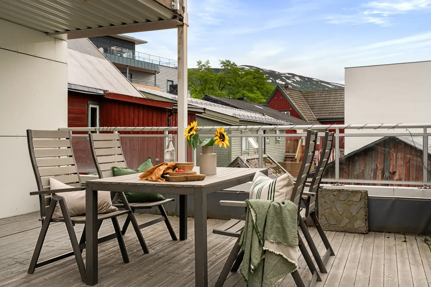 Lettstelt og urban 2-roms ombygd i 2011 - Store vindusflater, felles terrasse, heis og kort vei til alt byen har å by på - View 3