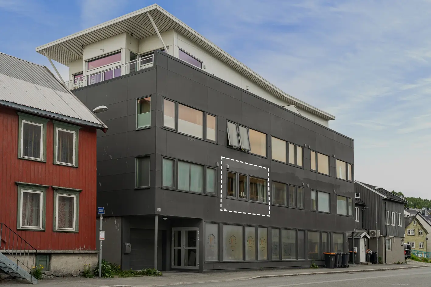 Lettstelt og urban 2-roms ombygd i 2011 - Store vindusflater, felles terrasse, heis og kort vei til alt byen har å by på - View 2