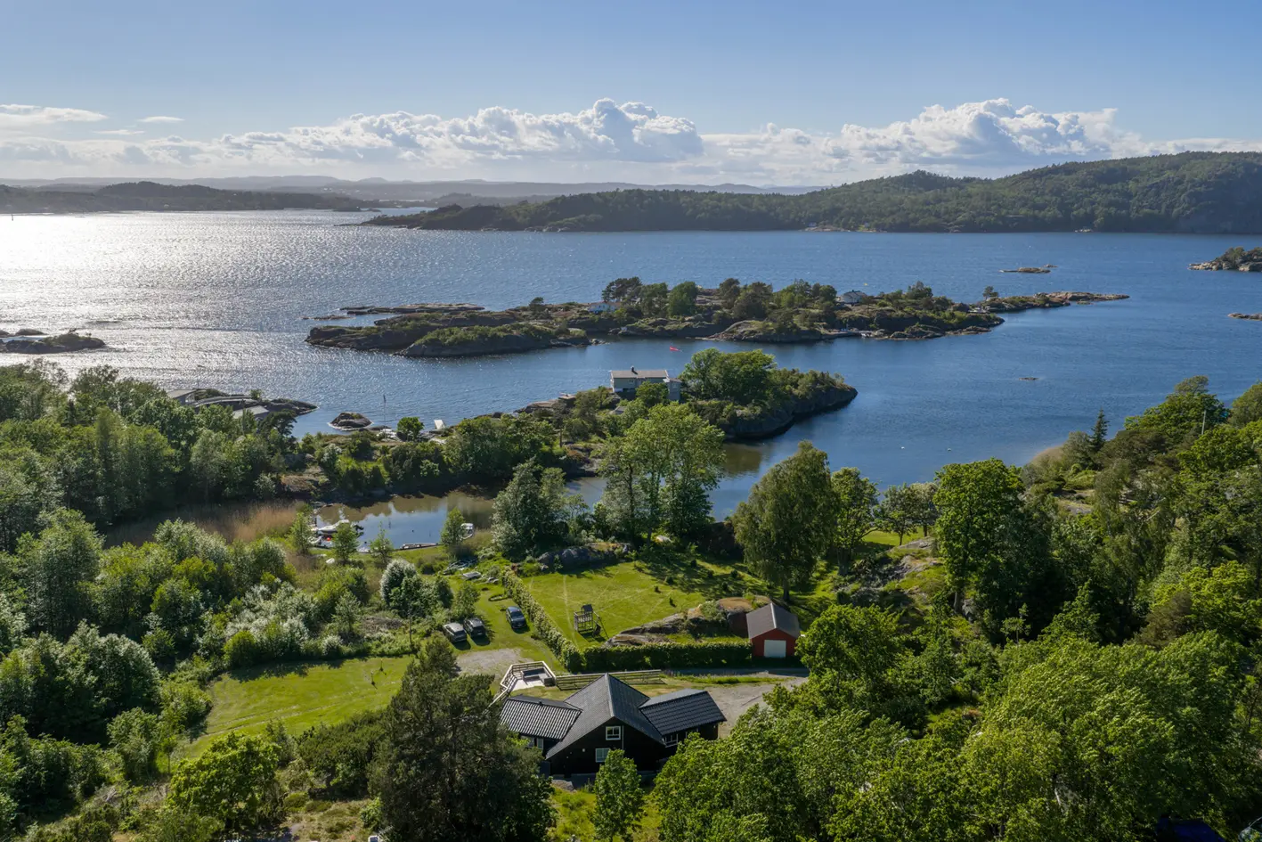 Nyere hytte med flott utsikt & fantastisk kveldssol. Båtplass rett på nedsiden, helgeroa