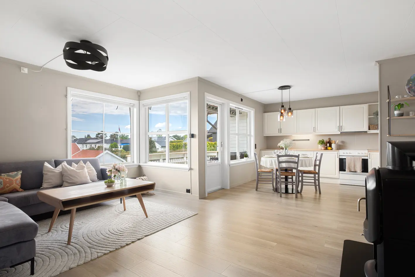Pen 3-roms selveier i sjønære omgivelser - Sydvendt veranda på 14 m² - Attraktiv endebeliggenhet i 2. etg. - Garasje photo 1