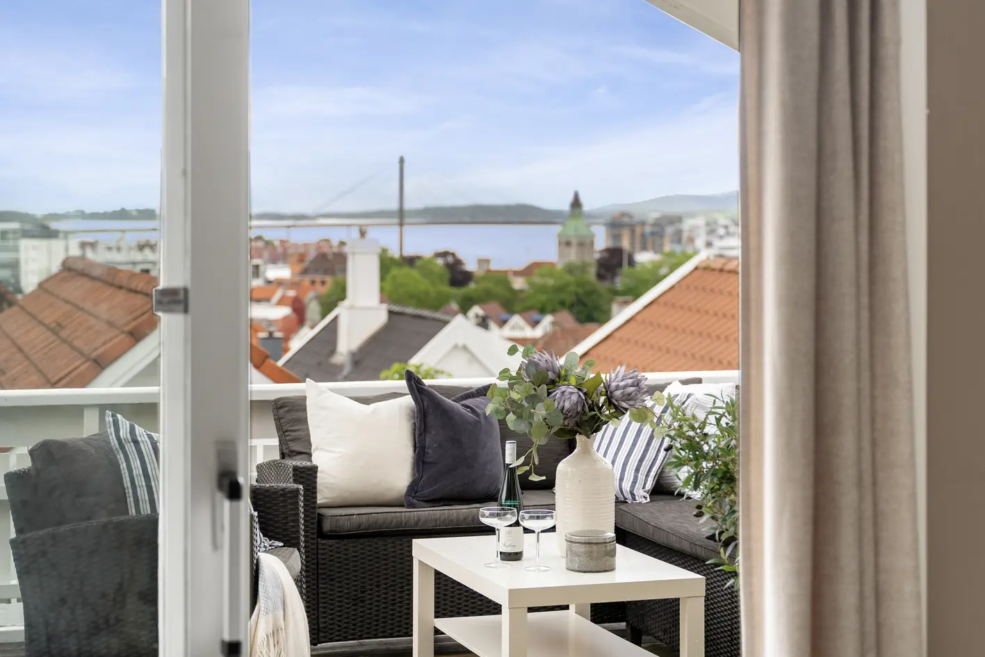 Utsikt, sjarm og bynær idyll - Herlig enebolig med flotte uteplasser beliggende i koselig sidegate photo 3