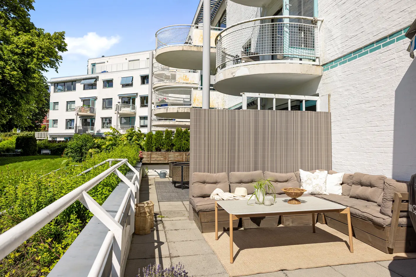 Eksklusiv, påkostet og nyoppusset stor leilighet med solrik terrasse og balkong. Heis og garasje. Trappefri adkomst. 