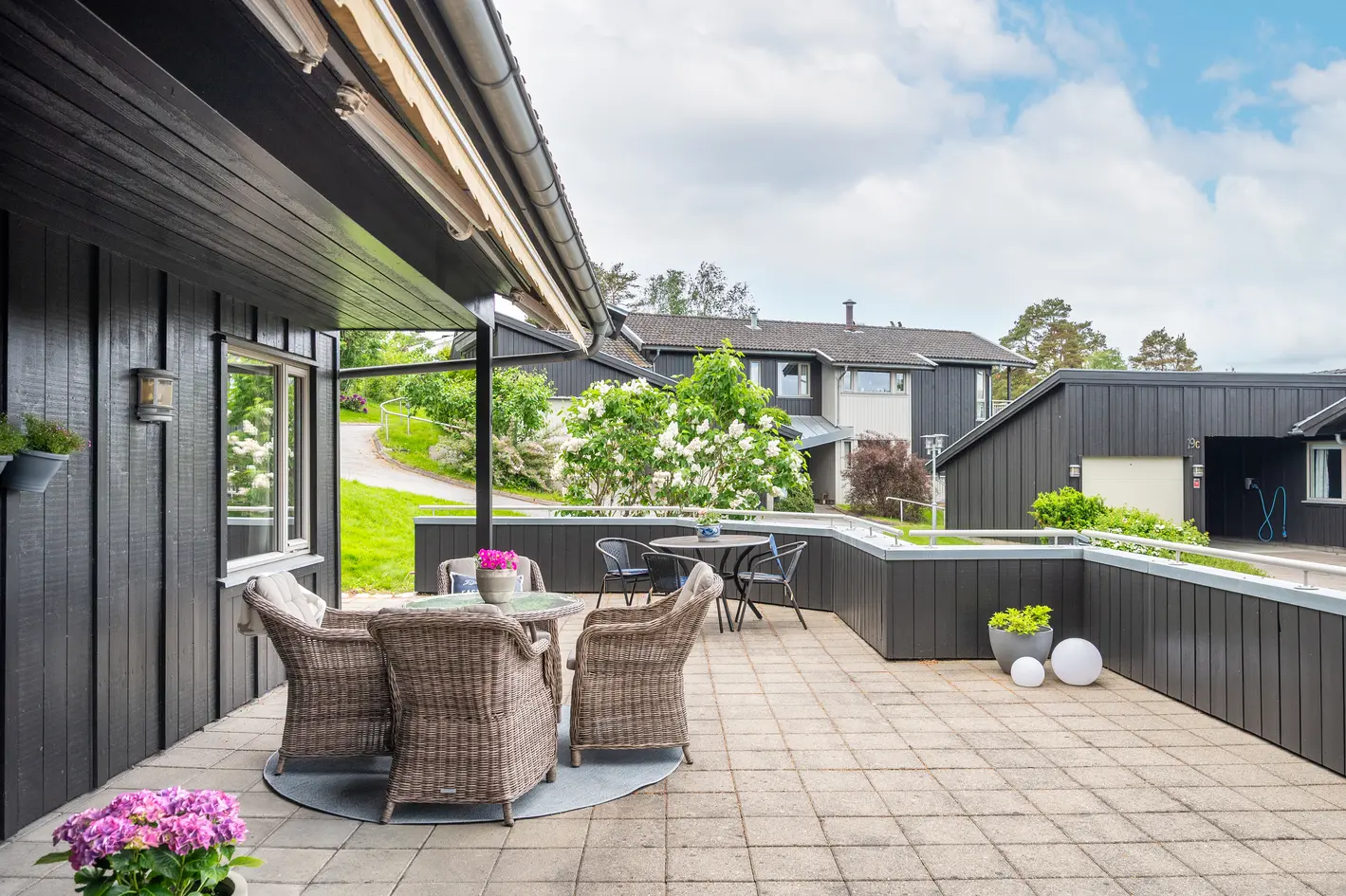 FALCHÅSEN TERRASSE - Romslig leilighet med tre solrike uteplasser og god planløsning! Egen garasje og ingen trapper. - View 4
