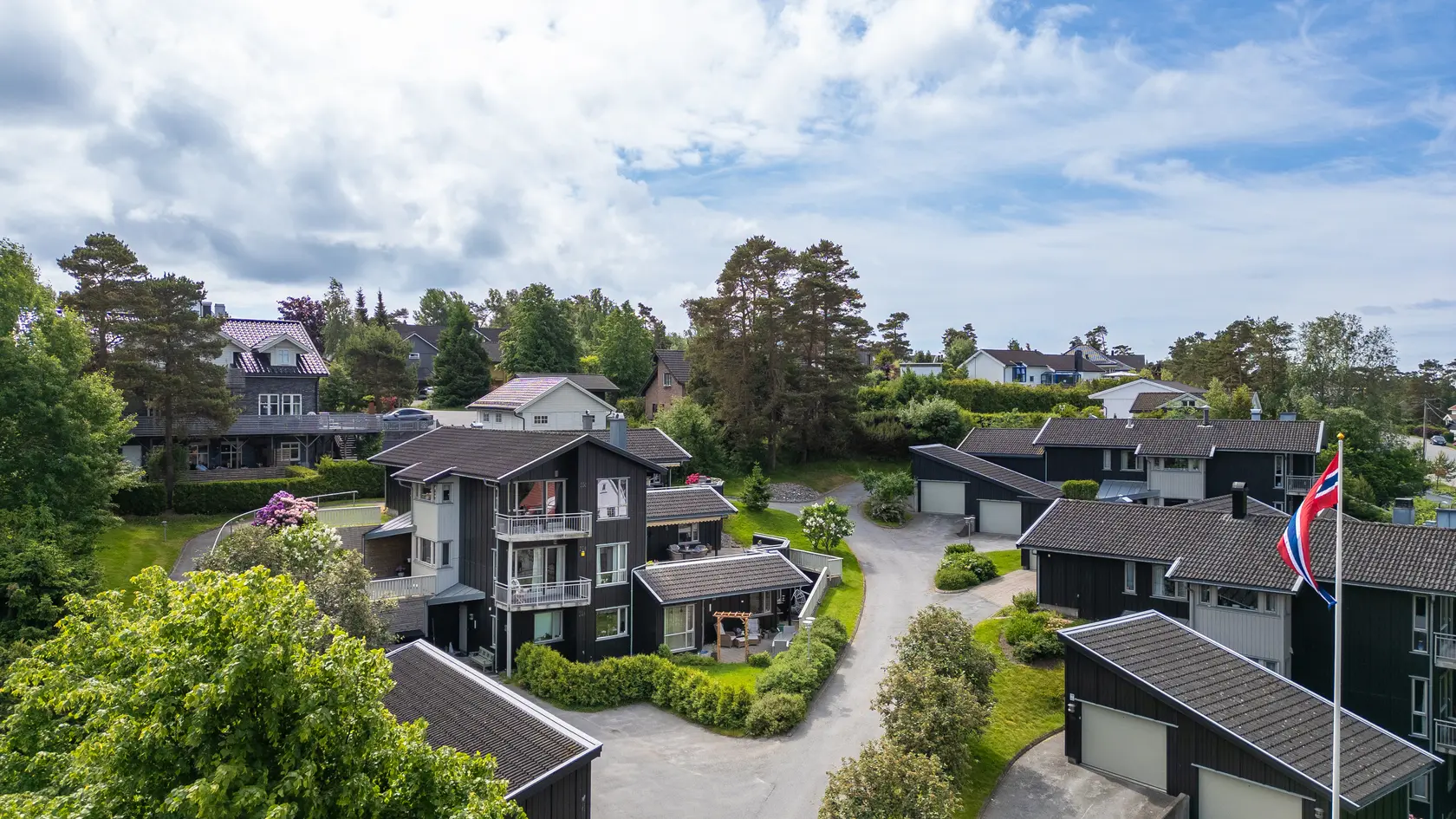 FALCHÅSEN TERRASSE - Romslig leilighet med tre solrike uteplasser og god planløsning! Egen garasje og ingen trapper., fredrikstad