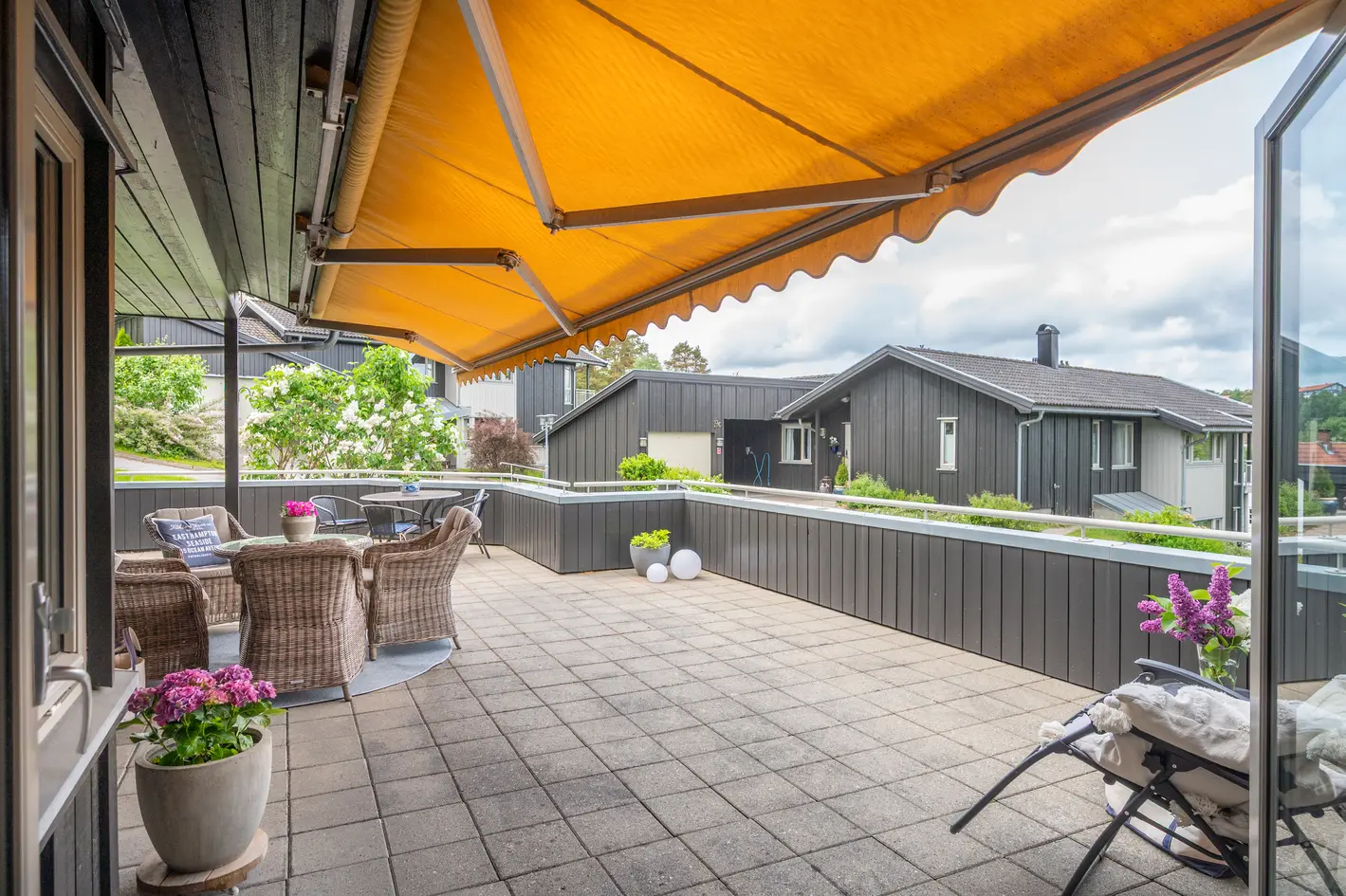 FALCHÅSEN TERRASSE - Romslig leilighet med tre solrike uteplasser og god planløsning! Egen garasje og ingen trapper. - More
