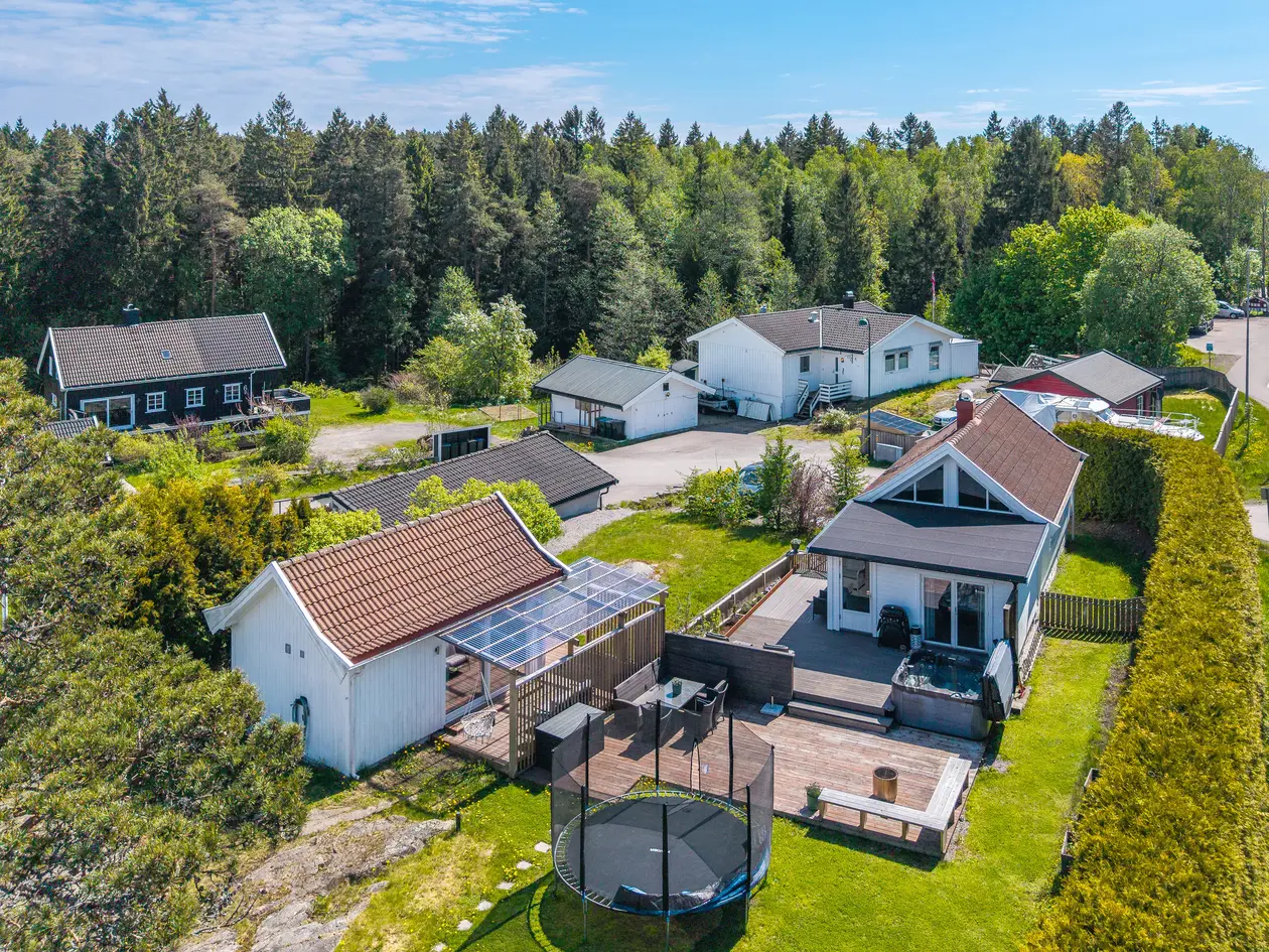 Idyllisk og koselig enebolig på stor, solfylt tomt. Frittliggende, innredet anneks. Kort vei til sjø og strand! - Bilde 3