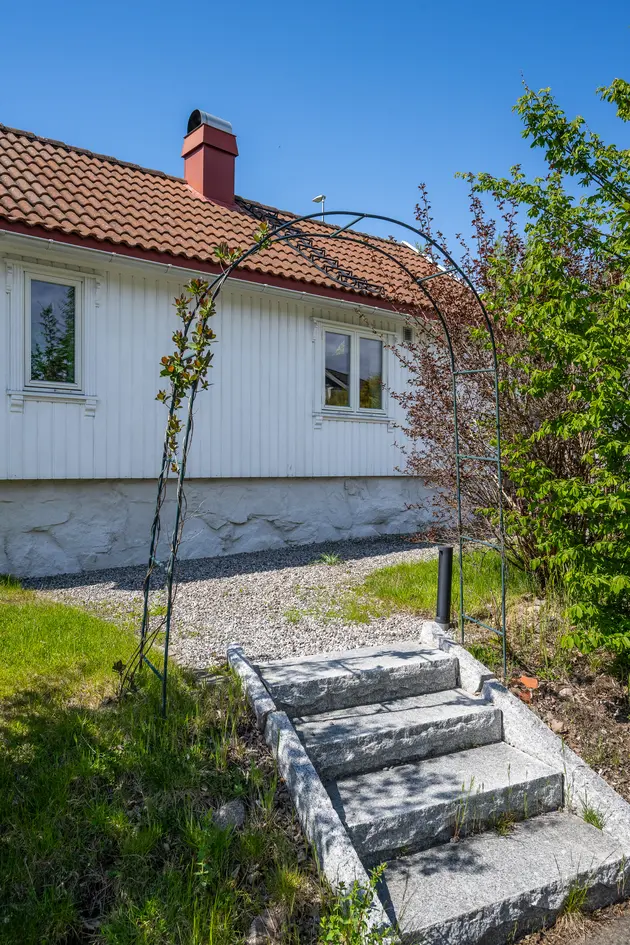 Idyllisk og koselig enebolig på stor, solfylt tomt. Frittliggende, innredet anneks. Kort vei til sjø og strand! - Bilde 6