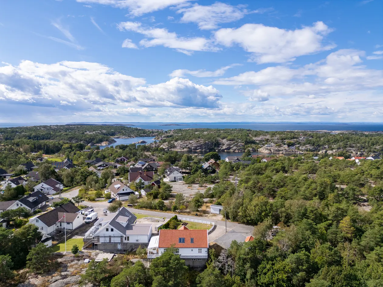 Romslig arkitekttegnet familiebolig med båtplass, solrik hage og boareal over 3 plan. Kort vei til natur og skjærgård. photo 2