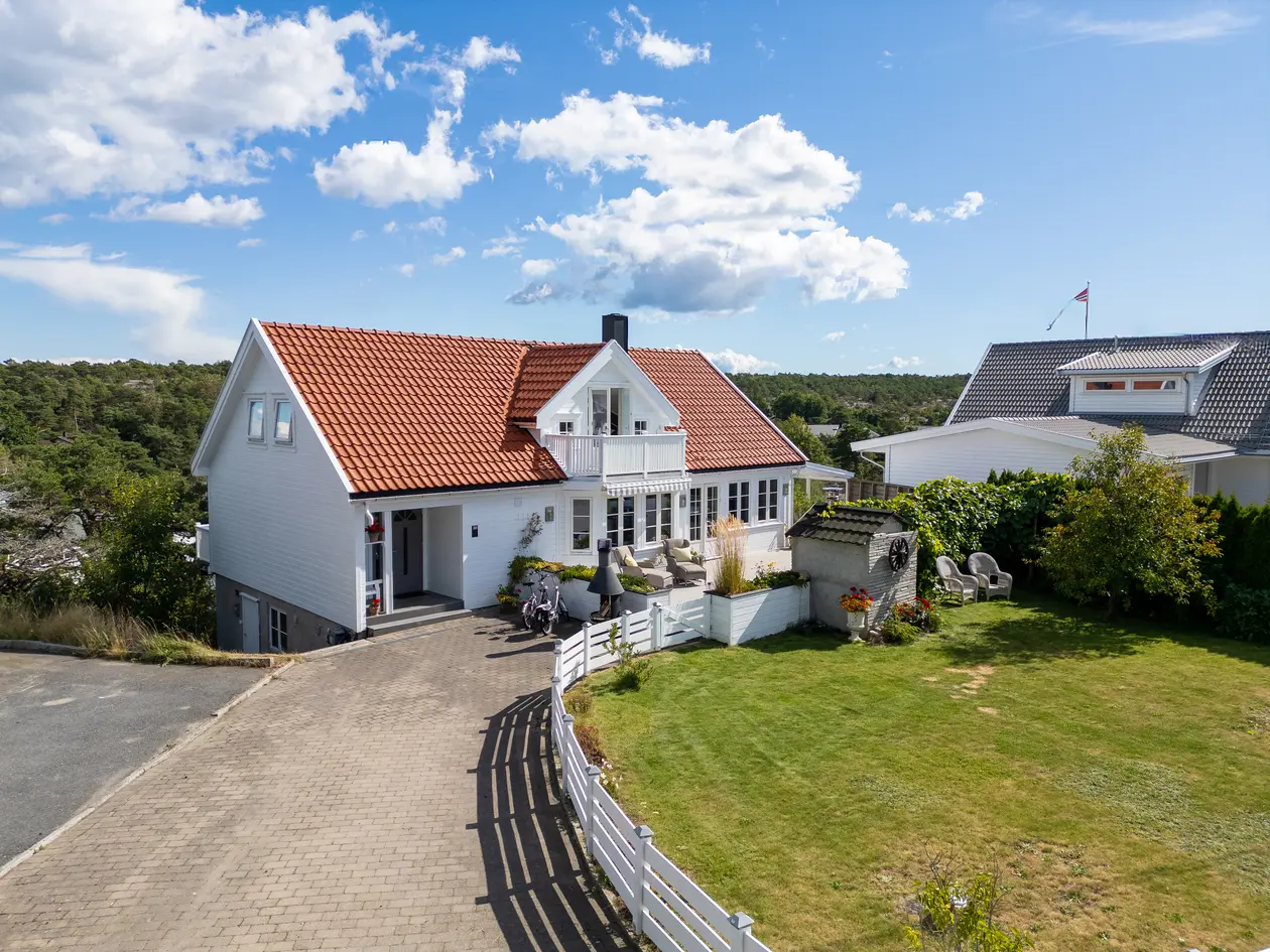 Romslig arkitekttegnet familiebolig med båtplass, solrik hage og boareal over 3 plan. Kort vei til natur og skjærgård. photo 1