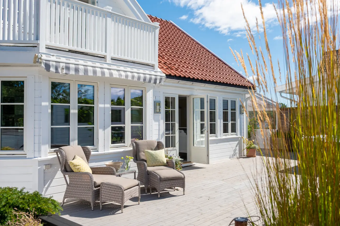Romslig arkitekttegnet familiebolig med båtplass, solrik hage og boareal over 3 plan. Kort vei til natur og skjærgård. photo 3